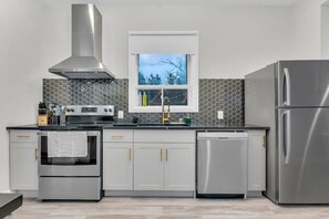 Køleskab, mikrobølgeovn, ovn, kogeplade