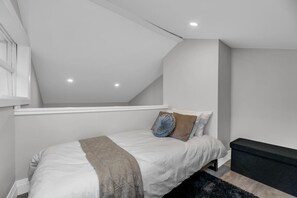 3 bedrooms, desk, iron/ironing board, WiFi