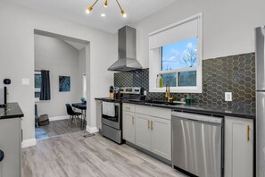 Køleskab, mikrobølgeovn, ovn, kogeplade