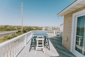 Outdoor dining - Coastal Distancing: Oceanside, Private Pool, Hot Tub, Close to Beach (Nags Head)