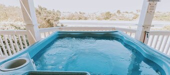 Coastal Distancing: Oceanside, Heated Pool, Hot Tub, Close to Beach