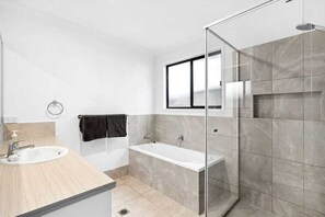 Douche, sèche-cheveux, serviettes fournies, savon