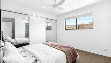 4 bedrooms, iron/ironing board, WiFi, bed sheets
