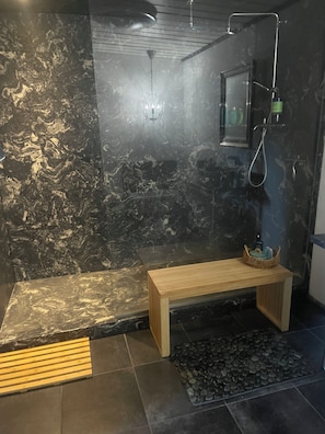 Douche, sĂšche-cheveux, serviettes fournies, savon