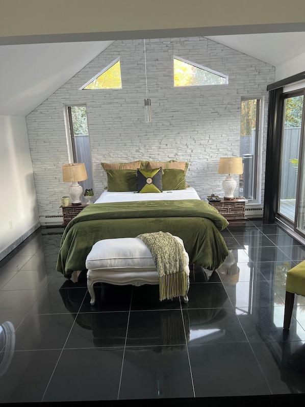 4 bedrooms, desk, iron/ironing board, WiFi