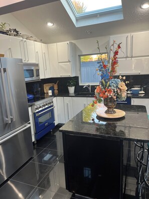 Refrigerador, microondas, horno, placa de cocina