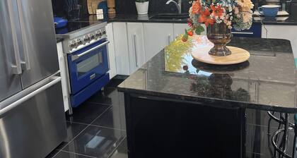 Spacious 4-bedroom Modern Architecture Cozy Getaway with Fitness Room, WiFi
