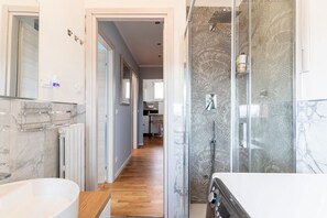 Shower, hair dryer, bidet, towels