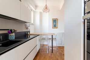 Réfrigérateur, un four, surface de cuisson, cafetière-théière