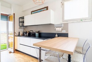 Fridge, oven, stovetop, coffee/tea maker - Livorno apartment with view (Livorno)