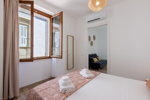 1 slaapkamer, een strijkplank/strijkijzer, wifi, beddengoed