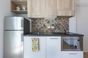 Geladeira, micro-ondas, cooktop, cafeteira/chaleira