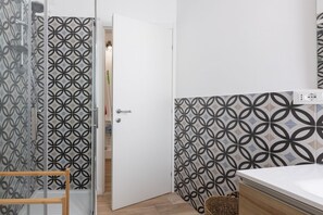 Douche, sèche-cheveux, bidet