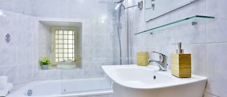 Séchoir à cheveux, bidet, serviettes fournies, papier de toilette