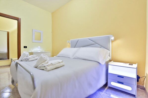 1 habitación, tabla de planchar con plancha, wifi y ropa de cama 