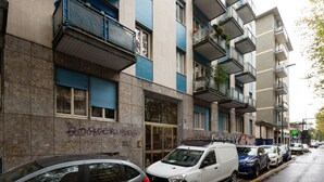 A multi-story residential building with balconies, a garage entrance, and graffiti on the walls. - Functional apartment of about 54 square meters, able to accommodate up to 4 people, located on the top or floor of a building with a lift.The property is located in a historic area of the Navigli near the Milanese nightlife, full of restaurants, ba (Milano)