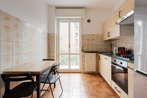 Fridge, microwave, oven, stovetop - GuestHost - Charming Navigli! Functional Apt x4 (Milano)