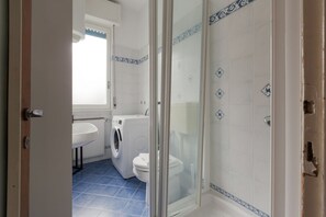 Dusj, hårføner og bidé