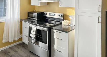 Lovely Apartment off the Kingsway & close to Resturants , Costco & Gas stations