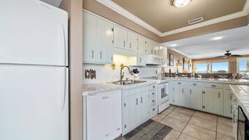 Refrigerador, microondas, horno y lavavajillas