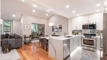 Réfrigérateur, micro-ondes, four, plaque de cuisson