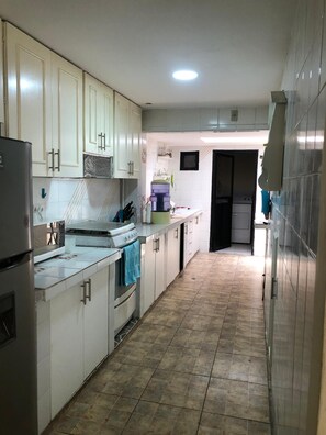 Frigorifero, microonde, forno, piano cottura