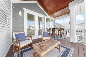 Outdoor dining - Paradise by the Pier by Carolina Getaway- 3BR Townhome Near Wrightsville Beach (Wrightsville Beach)