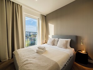 1 habitación, tabla de planchar con plancha y ropa de cama 
