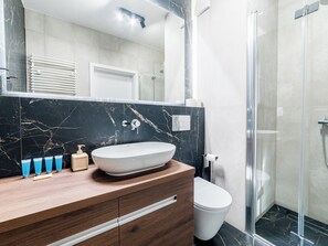 Dusche, Haartrockner, Handtücher, Seife
