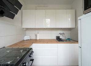 Fridge, microwave, oven, stovetop