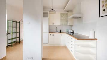 Køleskab, kogeplade, brødrister