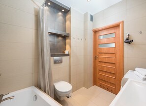 Kostenlose Toilettenartikel, Haartrockner, Handtücher