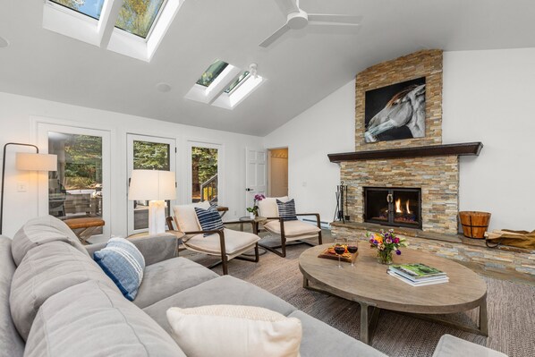 Téléviseur, foyer, bureau