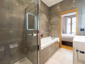 Douche, séchoir à cheveux, serviettes fournies