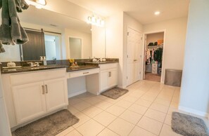 Sèche-cheveux, serviettes fournies, savon, shampoing