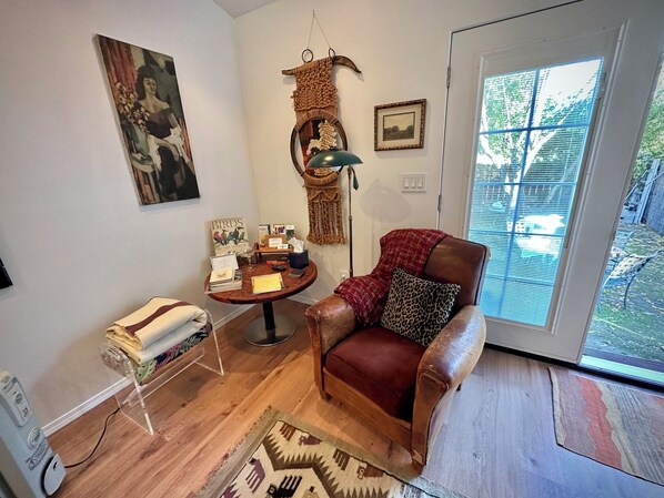 Interior - Romantic Casita - walking distance to park (Paso Robles)