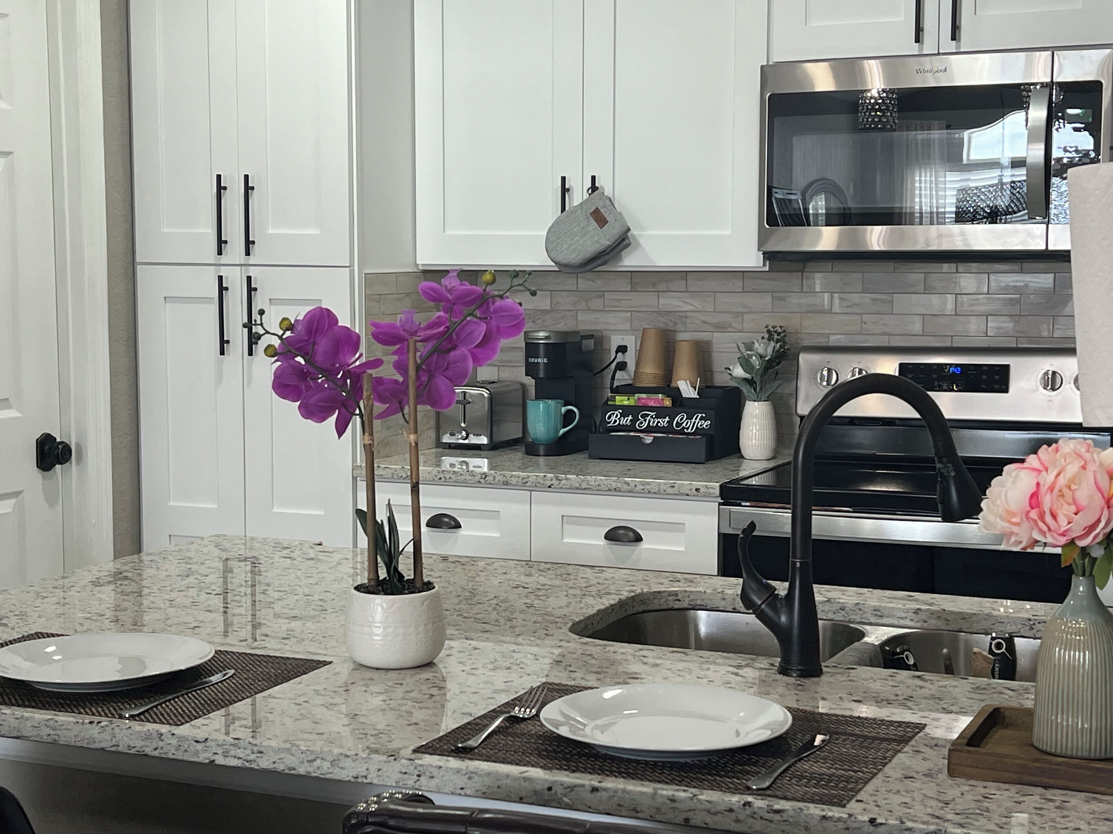 Jääkaappi, mikroaaltouuni, uuni, liesi