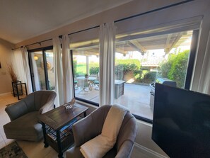 Smart TV, fireplace, books, printers - WOODHAVEN GOLF CLUB  charming 3-bedroom 3bath house, golf, pool, gym and spa (Palm Desert)