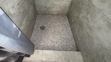 Secadora de cabello, toallas, jabón, papel de baño