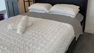 1 habitación, tabla de planchar con plancha, wifi y ropa de cama