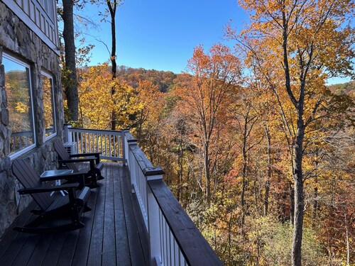 SPARKLING WATERS RETREAT!! BIG Lake Glenville, lake and mtn views!
CLOSE TO TOWN