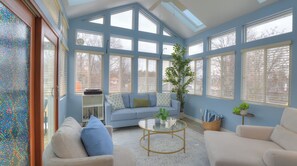 TV connectée, cheminée, jeux vidéo, table de tennis de table