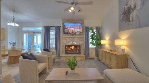 Spacious 5-bedroom House, Hot Tub, Firepit, Game Rooms, Theater Room and More!