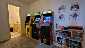 Games room - Spacious 5-bedroom House, Hot Tub, Firepit, Game Rooms, Theater Room and More! (Decatur)
