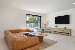 獨棟房屋 | 起居區 | 50-吋智慧型電視，提供數位頻道