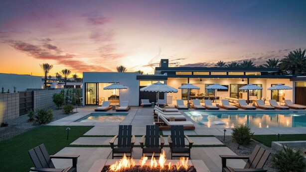 A modern house with a pool, outdoor seating, and a fire pit. - The Reserve at Polo Villas by AvantStay (La Quinta)