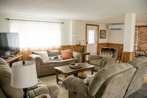 TV connectée, table de tennis de table, livres