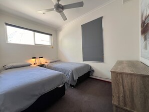 2 makuuhuonetta, silitysrauta/-lauta, internet