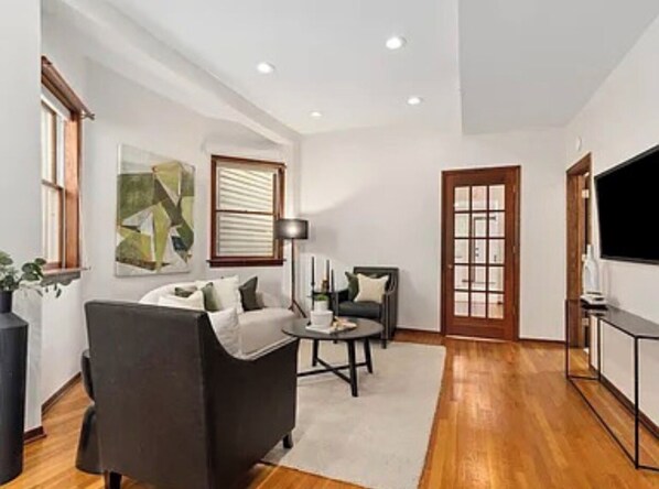 Living area - Peloton available in the APT, WiFi, access to very fun restaurants and bars (Chicago)