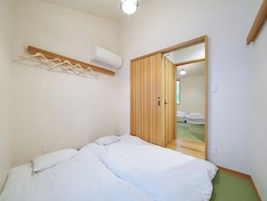 Casa | 2 quartos, cofres nos quartos, cortinas blackout, Wi-Fi de cortesia